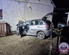Wypadek pod Wrocławiem. Samochód wjechał w budynek mieszkalny w Mościsku w gminie Jelcz-Laskowice
