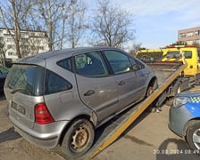 <p>Nieprawidłowo zaparkowany samoch&oacute;d, ul. Międzyleska - działania prewencyjno-kontrolne Straży Miejskiej Wrocławia</p>