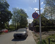 <p>Nieprawidłowo zaparkowane samochody - mimo znaku B-36</p>