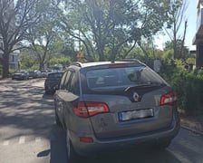 <p>Nieprawidłowo zaparkowane samochody - na chodniku nieprzekraczającym 1,5 metra</p>