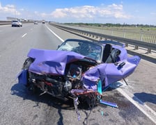 <p>Fioletowa mazda, samoch&oacute;d, kt&oacute;rego kierowca miał wypadek na AOW</p>