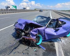 <p>Fioletowa mazda, samoch&oacute;d, kt&oacute;rego kierowca miał wypadek na AOW</p>