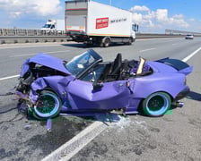 <p>Fioletowa mazda, samoch&oacute;d, kt&oacute;rego kierowca miał wypadek na AOW</p>