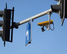 <h2>CANARD, czyli Centrum Automatycznego Nadzoru nad Ruchem Drogowym</h2>
<p>Gł&oacute;wny Inspektorat Transportu Drogowego nadzoruje system CANARD, czyli Centrum Automatycznego Nadzoru nad Ruchem Drogowym. W ramach CANARD prowadzone są kontrole:</p>
<ul>
<li>pomiar punktowy</li>
<li>pomiar odcinkowy &ndash; we Wrocławiu jest planowany na al. Jana III Sobieskiego</li>
<li><span style="font-weight: bold;">rejestracja przejazdu na czerwonym świetle, system Red Light &ndash; trzy miejsca we Wrocławiu</span></li>
</ul>