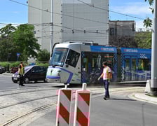 Szlak przetarła Skoda 19T wjeżdżając w Pomorską z Dubois od strony mostu Mieszczańskiego.