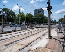 Torywolucja na ulicy Powstańców Śląskich. Po czterech tygodniach szyny czekają na ułożenie