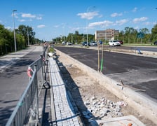 Budowa wydzielonej dla komunikacji miejskiej trasy na Jagodno jest już na półmetku. Za niecały rok mieszkańcy będą mogli szybko, bez stania w korkach, dojeżdżać do centrum autobusami