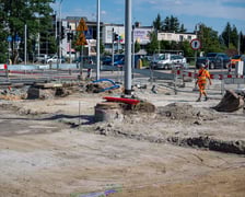 Budowa wydzielonej dla komunikacji miejskiej trasy na Jagodno jest już na półmetku. Za niecały rok mieszkańcy będą mogli szybko, bez stania w korkach, dojeżdżać do centrum autobusami