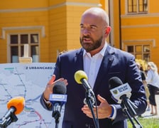 Konferencja prasowa przed dworcem Wrocław Główny poświęcona uruchomieniu bezpłatnych podróży pociągami po terenie Wrocławia dla posiadaczy biletów miejskich