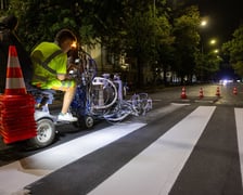 Tak wygląda nanoszenie oznakowania poziomego, czyli tzw. malowanki