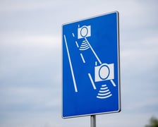 <h2>Nowe urządzenia do odcinkowego pomiaru prędkości</h2>
<p>- Projekt rozbudowy systemu automatycznego nadzoru nad ruchem drogowym aktualnie wchodzi w kolejny etap. CANARD podpisał umowę z firmą Sprint S.A. na dostawę i montaż <span style="font-weight: bold;">43 urządzeń odcinkowego pomiaru prędkości</span>. Systemy UnicamVELOCITY 4 zostaną zamontowane na drogach ekspresowych i autostradach - poinformował w styczniu 2025 r. Gł&oacute;wny Inspektorat Transportu Drogowego.</p>