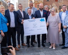 Konferencja o nowej umowie na połączenia aglomeracyjne i prezentacja autobusów, które będą je obsługiwać od sierpnia 2025 roku