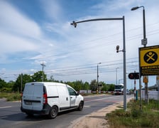 <p>Przejazd kolejowy przy ul. Szczecińskiej.</p>
<p>Generalny Inspektorat Transportu Drogowego (GITD) planuje montaż nowych ż&oacute;łtych kamer i fotoradar&oacute;w.</p>
<p>W sumie w całym kraju będzie to 128 stacjonarnych urządzeń rejestrujących, służących do ujawniania wykroczeń w ruchu drogowym. Wszystko w ramach projektu - &bdquo;Rozw&oacute;j operacyjności Centrum Automatycznego Nadzoru nad Ruchem Drogowym w zarządzaniu bezpieczeństwem ruchu drogowego na polskich drogach&rdquo;.</p>
<ul>
<li>43 urządzenia do odcinkowego pomiaru prędkości,</li>
<li>70 urządzeń punktowego pomiaru prędkości,</li>
<li>10 urządzeń do monitorowania przejazdu na czerwonym świetle na skrzyżowaniach,</li>
<li>5 urządzeń do monitorowania przejazdu na czerwonym świetle na przejazdach kolejowych.</li>
</ul>