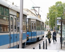<p>Przystanek "Opera" na pl. Teatralnym zostanie&nbsp;podniesiony - wsiadanie do tramwaj&oacute;w będzie wygodniejsze</p>