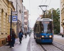 <p>Przystanek "Ossolineum (Uniwersytecka)" na ul. Szewskiej zostanie podniesiony - wsiadanie do tramwaj&oacute;w będzie wygodniejsze</p>
