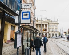 <p>Przystanek "Opera" na pl. Teatralnym zostanie&nbsp;podniesiony - wsiadanie do tramwaj&oacute;w będzie wygodniejsze</p>