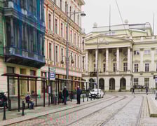 <p>Przystanek "Opera" na pl. Teatralnym zostanie&nbsp;podniesiony - wsiadanie do tramwaj&oacute;w będzie wygodniejsze</p>
