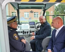 Strażnicy miejscy dostali 2 łodzie patrolowo-ratownicze i samochód do ich przewożenia.