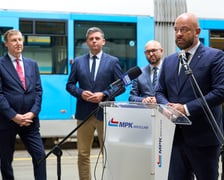<p>Konferencja po podpisaniu umowy na modernizację Sk&oacute;d 19T. Prezes SAATZ Jarosław Lazurko, wiceprezes MPK Przemysław Nowicki, prezes MPK Witold Woźny i prezydent Wrocławia Jacek Sutryk</p>