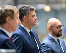 <p>Konferencja po podpisaniu umowy na modernizację Sk&oacute;d 19T. Prezes SAATZ Jarosław Lazurko, wiceprezes MPK Przemysław Nowicki, prezes MPK Witold Woźny</p>