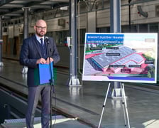 <p>Prezes MPK Witold Woźny podczas konferencji prasowej opowiada o inwestycjkach na zajezdni Borek&nbsp;</p>
