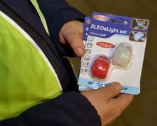 Strażnicy miejscy rozdają lampki rowerowe