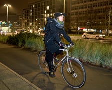 Strażnicy miejscy rozdają lampki rowerowe