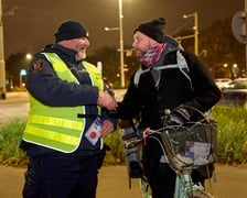 Strażnicy miejscy rozdają lampki rowerowe