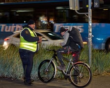 Strażnicy miejscy rozdają lampki rowerowe