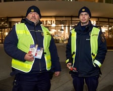 Strażnicy miejscy rozdają lampki rowerowe