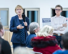 <p>Spotkanie w szkole przy Asfaltowej podsumowujące konsultacje społeczne Pakietu dla Południa. Elwira Nowak z Wydziału Inżynierii Miejskiej odpowiada na pytania mieszkańc&oacute;w&nbsp;</p>