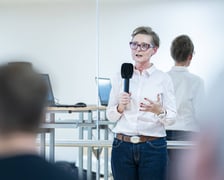 <p>Spotkanie w szkole przy Asfaltowej podsumowujące konsultacje społeczne Pakietu dla Południa. Monika Kozłowska-Święconek z Biura Zr&oacute;wnoważonej Mobilności opowiada o pakiecie&nbsp;</p>