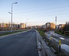Przez te okolice przebiega I wariant trasy tramwaju na Klecinę. Od ul. Przyjaźni prowadzi korytarzem wyznaczonym między budynkami, a także przez chaszcze, przecina Ślęzę i dochodzi do ul. Kupieckiej