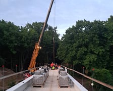 Budowa podjazdów do kładki nad Widawą. Zdjęcie z 18 lipca 2025