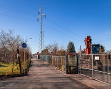 Droga do kładki nad Ślęzą, która łączy Muchobór Mały z Wielkim