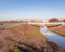 <p>Kładka nad Ślęzą, kt&oacute;ra łączy Muchob&oacute;r Mały z Wielkim</p>