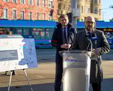 <p>Witold Woźny, prezes MPK, podczas konferencji prasowej na skrzyżowaniu Pomorskiej z Dubois podsumowuje Torywolucję w roku 2024</p>
