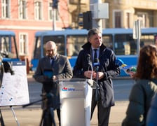 <p>Przemysław Nowicki, wiceprezes MPK, podczas konferencji prasowej na skrzyżowaniu Pomorskiej z Dubois zapowiada remonty zaplanowane na 2025 rok&nbsp;</p>