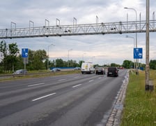 <h2>Odcinkowy pomiar prędkości we Wrocławiu. Pierwszy taki system w mieście</h2>
<p>&nbsp;</p>
<p>Przypomnijmy, że nowy <a href="../../../komunikacja/odcinkowy-pomiar-predkosci-wroclaw-sobieskiego-dziala-zdjecia">odcinkowy pomiar prędkości na alei Jana III Sobieskiego we Wrocławiu działa od czwartku 12 grudnia 2024 roku</a>. Kontroluje kierowc&oacute;w jeżdżących w stronę Zakrzowa. To pierwszy talki system we Wrocławiu.</p>