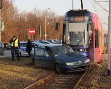 Zderzenie auta osobowego z tramwajem na skrzyżowaniu Lotnicza/Hutnicza