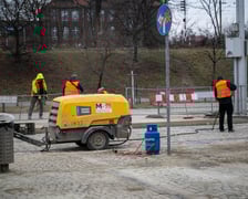 Piątek, 21 lutego - ostatnie prace na placu Powstańców Wielkopolskich przed przywróceniem tu komunikacji miejskiej. Od soboty 22 lutego autobusy i tramwaje wracają na stałe trasy