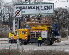 Piątek, 21 lutego - ostatnie prace na placu Powstańców Wielkopolskich przed przywróceniem tu komunikacji miejskiej. Od soboty 22 lutego autobusy i tramwaje wracają na stałe trasy