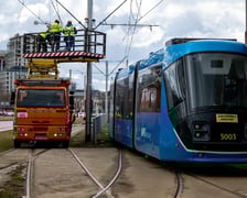 Połamane pantografy na pl. Społecznym i Wyszyńskiego.  Tramwaje mają objazdy