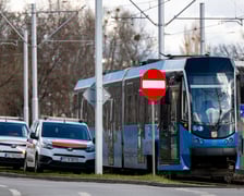 Połamane pantografy na pl. Społecznym i Wyszyńskiego.  Tramwaje mają objazdy