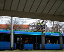 Połamane pantografy na pl. Społecznym i Wyszyńskiego.  Tramwaje mają objazdy