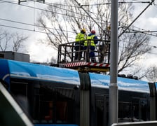Połamane pantografy na pl. Społecznym i Wyszyńskiego.  Tramwaje mają objazdy