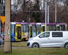 Połamane pantografy na pl. Społecznym i Wyszyńskiego.  Tramwaje mają objazdy