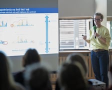 <p>Monika Kozłowska-Święconek z Biura Zr&oacute;wnoważonej Mobilności w Urzędzie Miejskim. Spotkanie informacyjne w Zespole Szkolno-Przedszkolnym nr 25 przy ul. Asfaltowej poświęcone zmianom w kursowaniu autobus&oacute;w po otwarciu trasy na Jagodno</p>