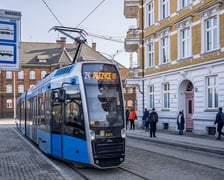 Tramwaj na wyremontowanym pl. Powstańców Wielkopolskich