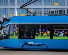 Wielkanocny tramwaj MPK Wrocław na placu Grunwaldzkim
